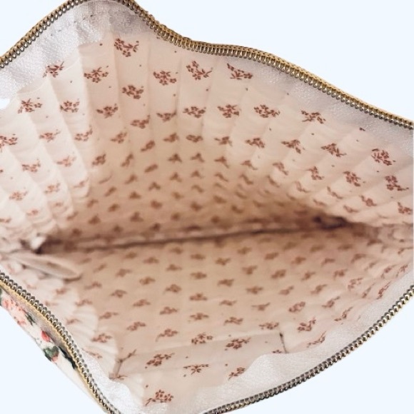 🆕- Laura Ashley Floral Quilted Makeup/Travel Case. - Picture 2 of 5